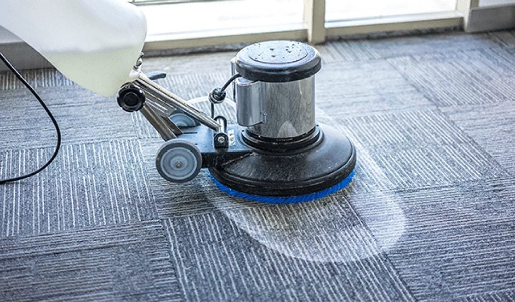 Carpet cleaning at home using a shampooing machine